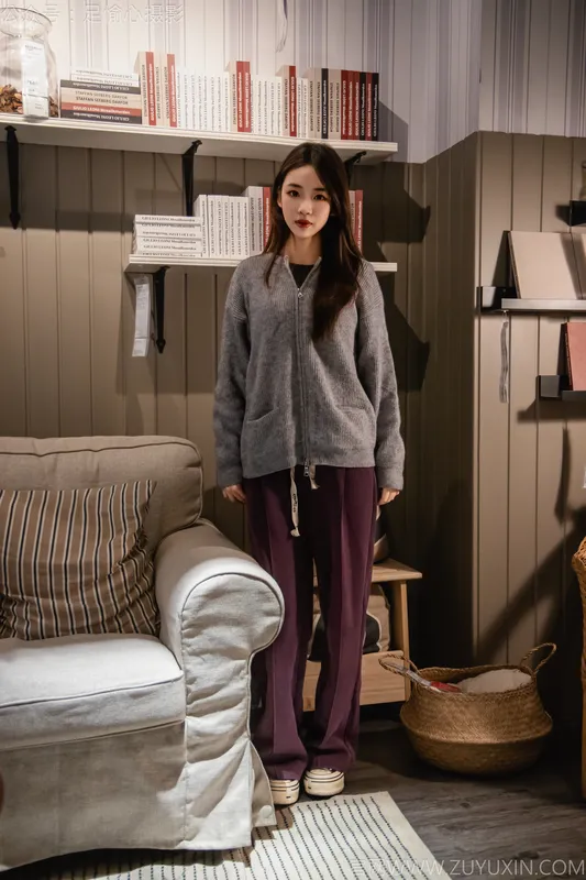 足愉心 NO.016 软软（搭配:灰色线套、紫色长裤、帆布鞋、卡通棉袜、裸足） - 足愉心