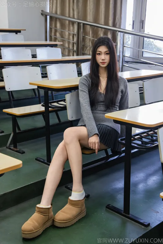 足愉心 NO.042 萱萱（搭配:灰色毛衫、黑色短裙、松糕鞋、白色棉袜、裸足） - 足愉心
